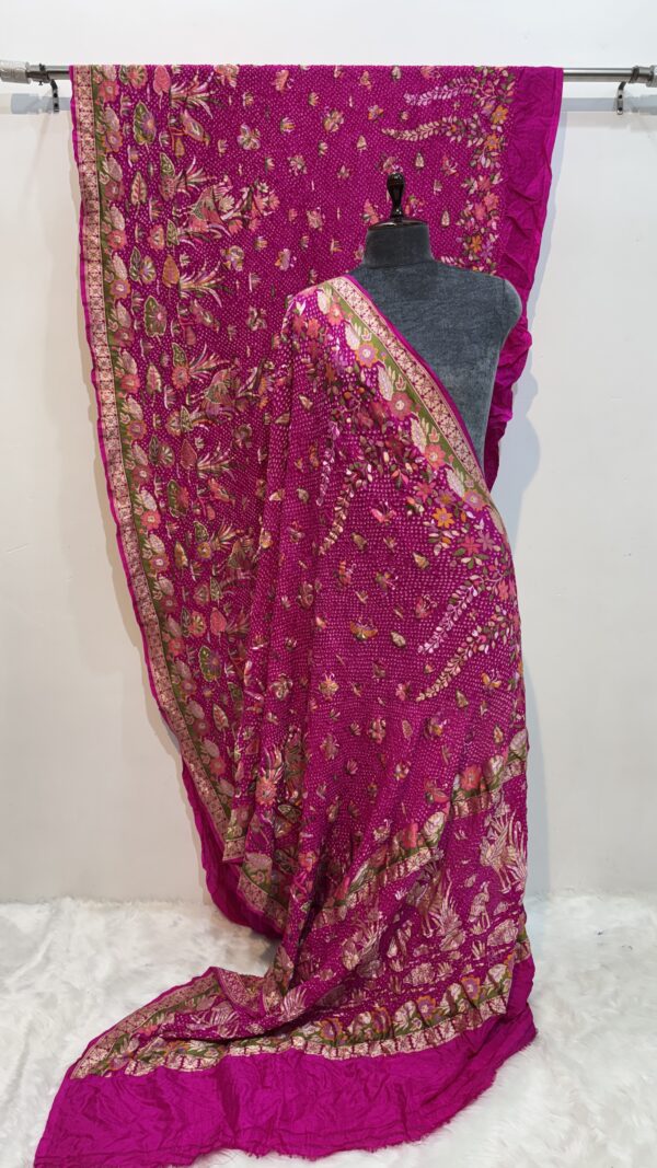 Traditional Bandhani Print with Floral & Leaf Motifs